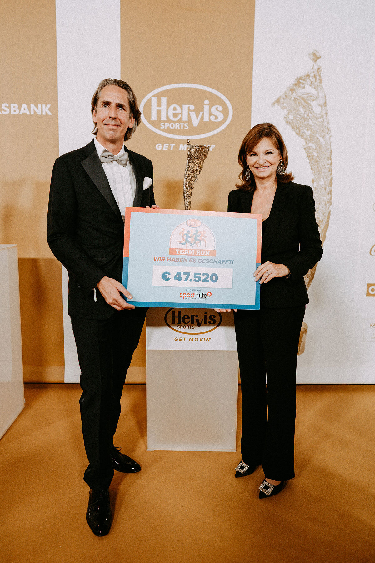 Hervis-Geschäftsführer Oliver Seda übergibt Scheck an Sporthilfe-Präsidentin Susanne Riess-Hahn (c) florianrogner photography