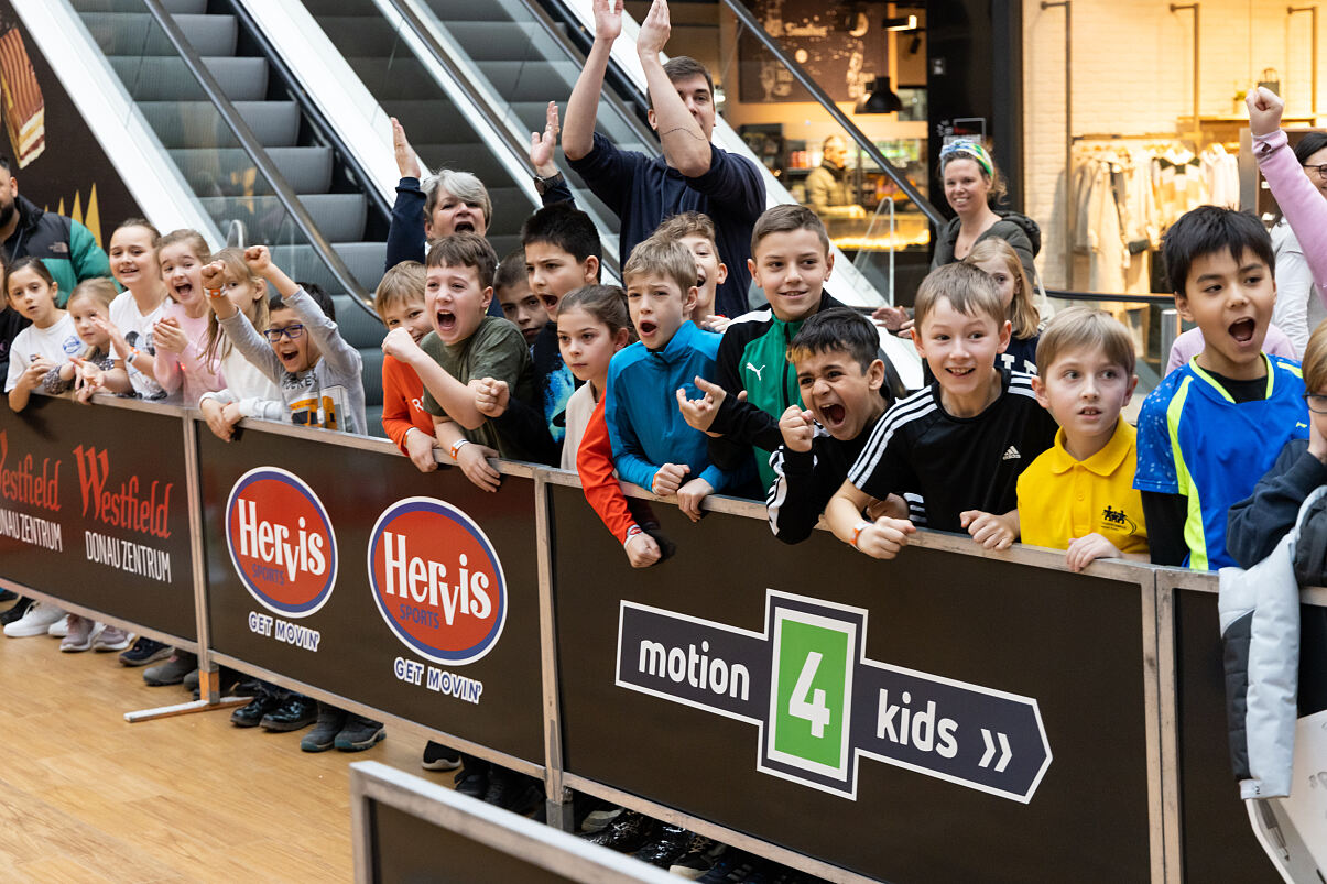 Schulsport wird digital: Hervis und motion4kids bewegen Österreichs Zukunft